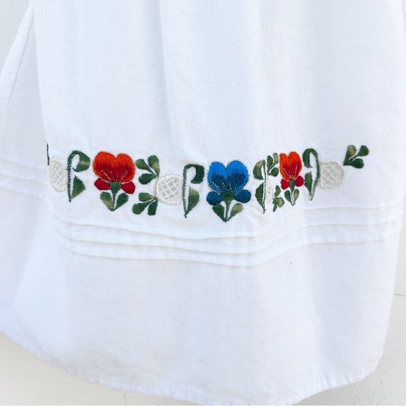 VINTAGE Cotton Linen Little Girl’s White Dress with Embroidered Flowers - Picture 4 of 4